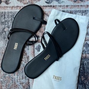 TKEES Black Strappy Toe-Ring Sandals